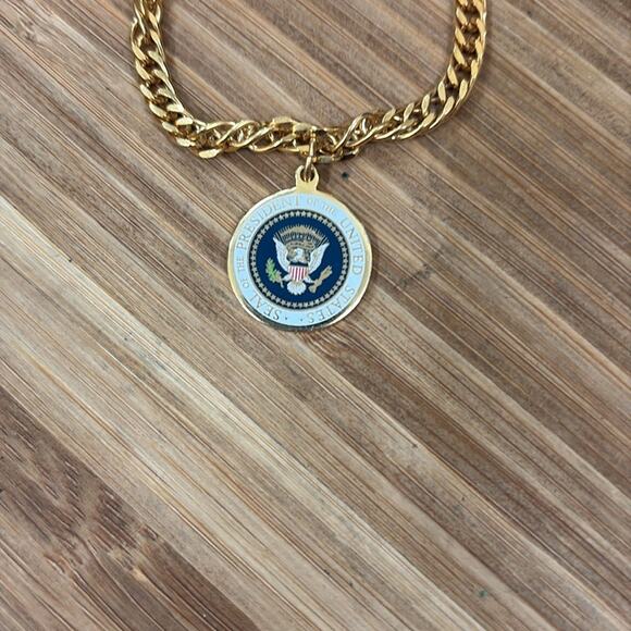 Vintage Gold Chain Bracelet with Presidential Seal Pendant signed Ronald Reagan - Picture 2 of 3
